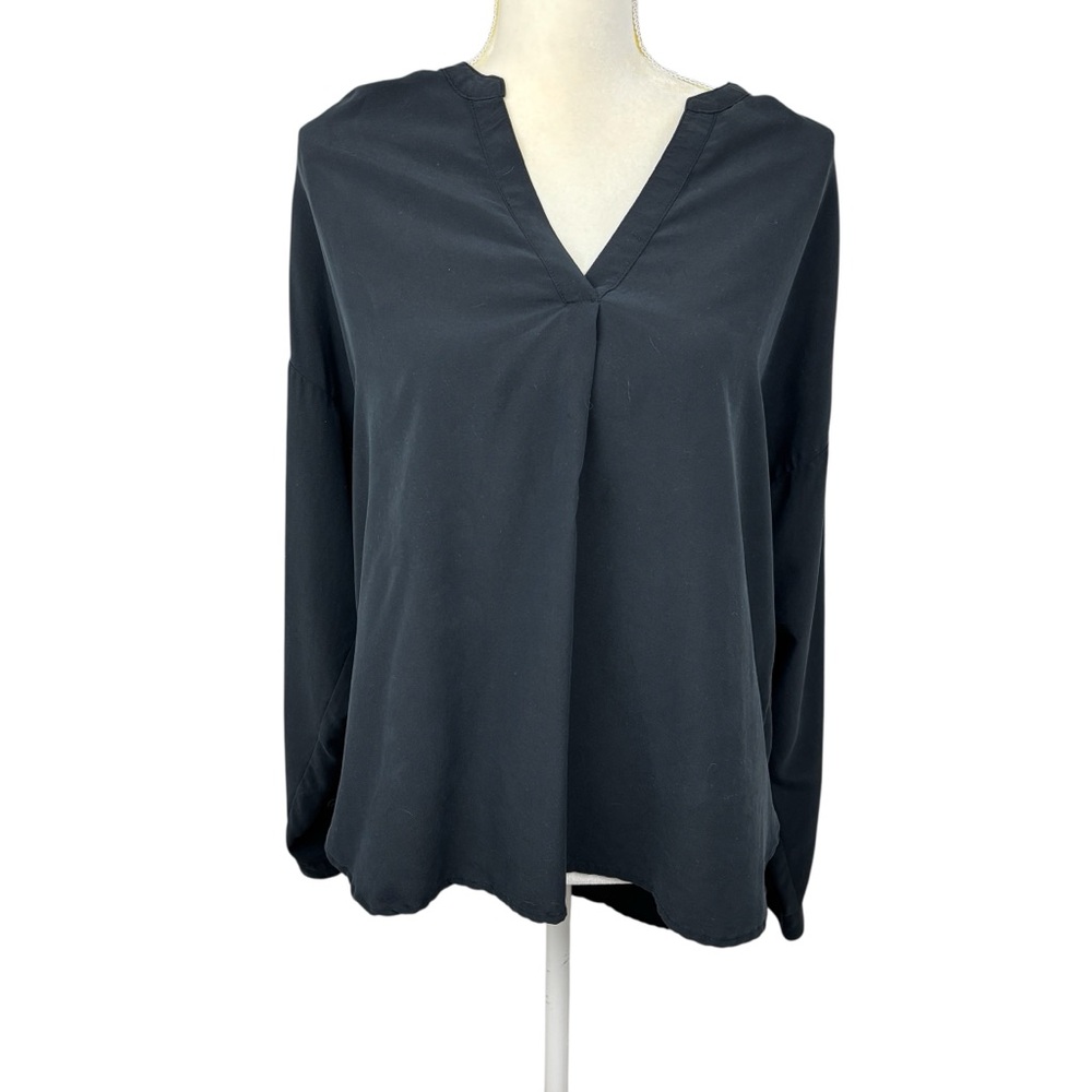 Madewell v-neck house size Medium office dressy minimalist goth all seasons